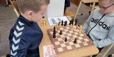 Skolas šahisti aktīvi apgūst šaha zinības